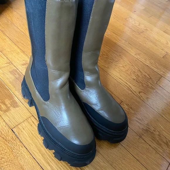 Boots - Picture 4 of 6